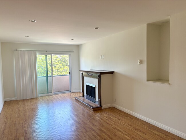 bright airy unit - 2445 S Barrington Ave