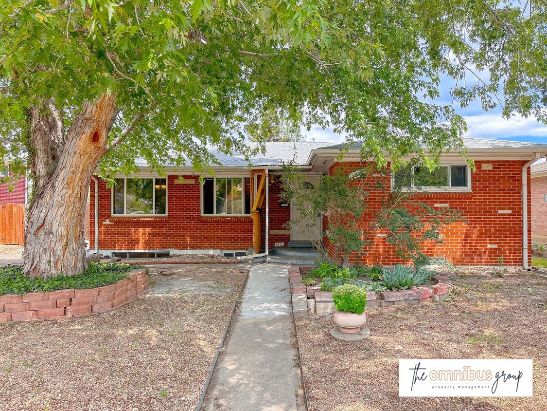 Primary Photo - Martin Acres 5BD Home with a Huge Sunroom!