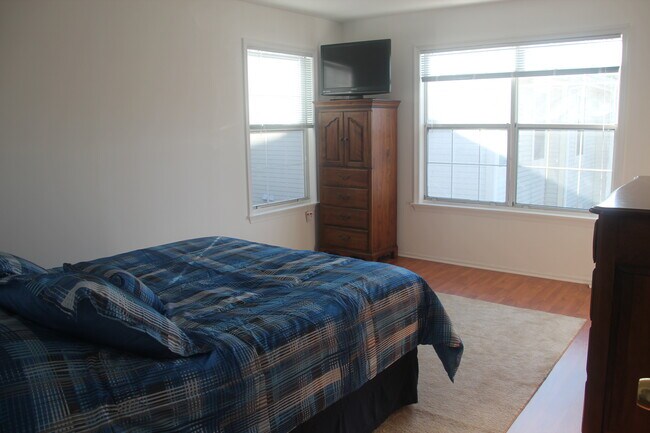 Master Bedroom - 70 Briarwood Ct