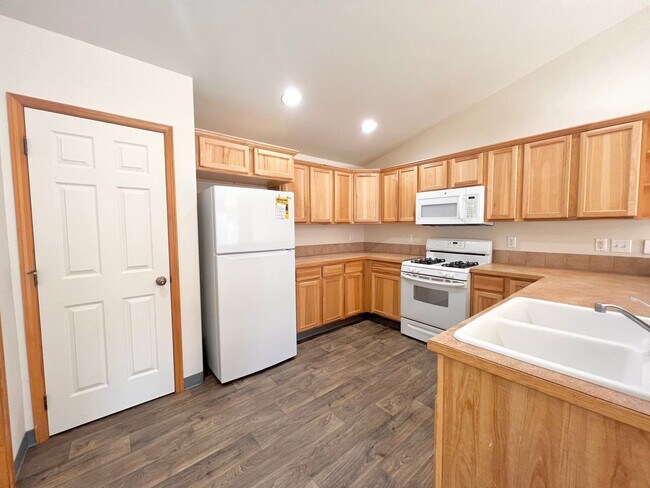 Building Photo - 3/2 Home Located in NW Redmond!