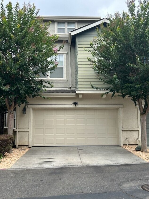 Foto principal - Experience Modern Comfort in This Newer Sp...