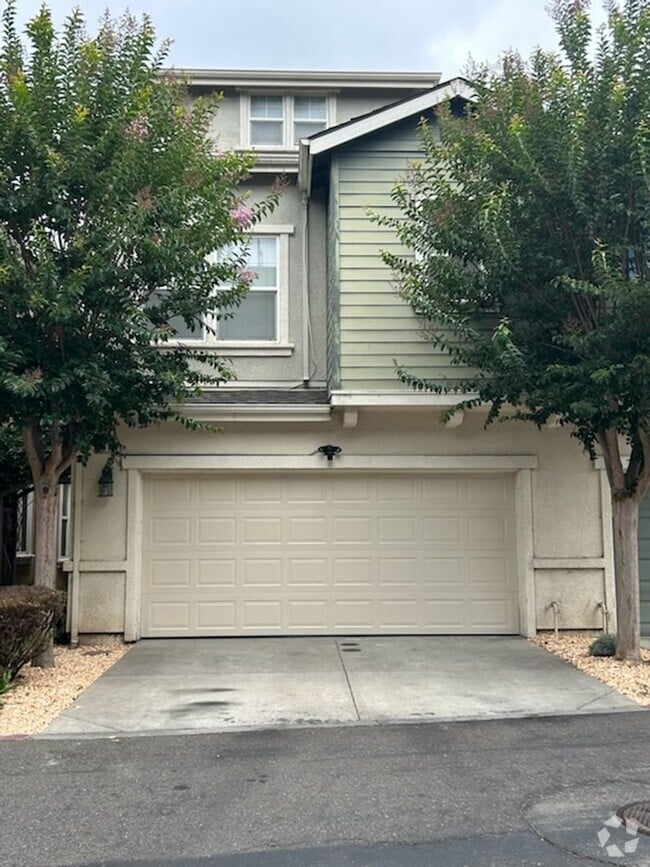 Building Photo - 615 Heritage Cir