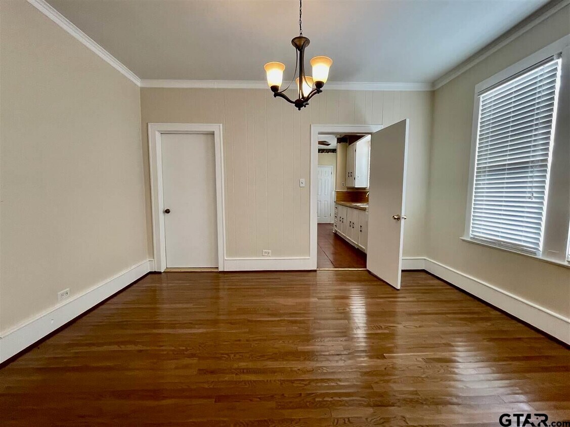 Building Photo - 328 Mockingbird Ln