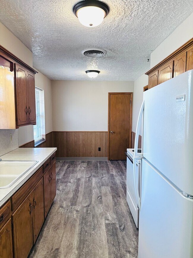 Foto del edificio - 3-bed 1-bath 1-car Single Family near