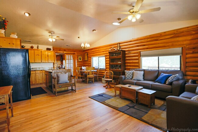 Foto del edificio - 414 Cottonwood Dr