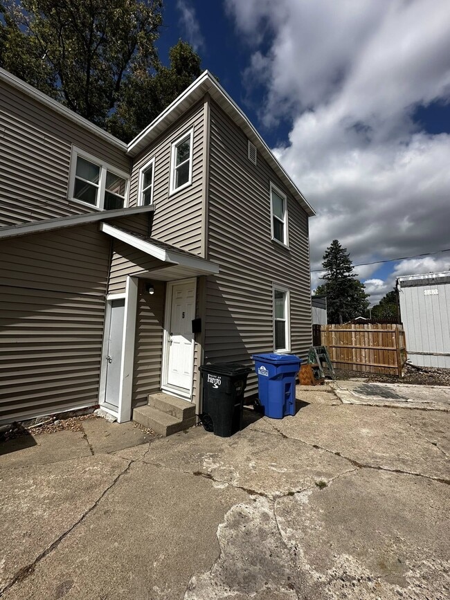 Building Photo - 5 6th Ave N