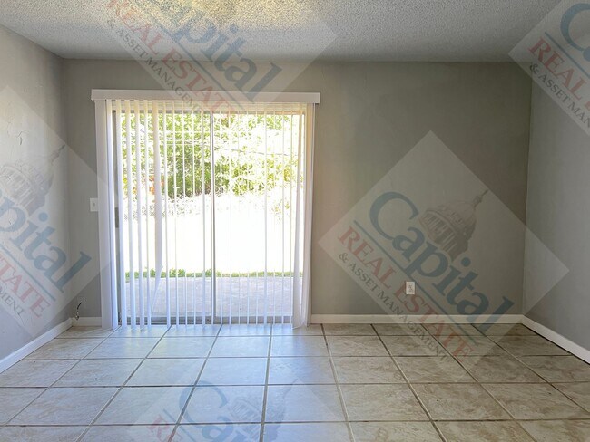 Building Photo - Large 4 Bedroom Home