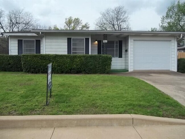 Building Photo - 2805 Ash Park Dr