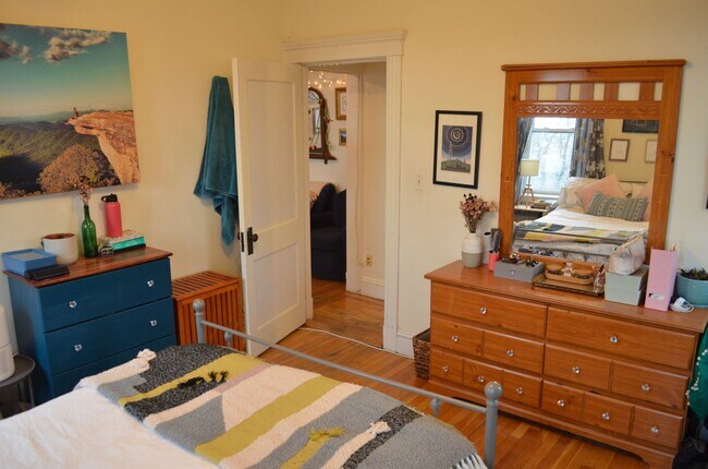 Foto del edificio - No Brokers Fee, Heat, Hot Water Included, Balcony, Dining Room, The Building With Elevator and La...