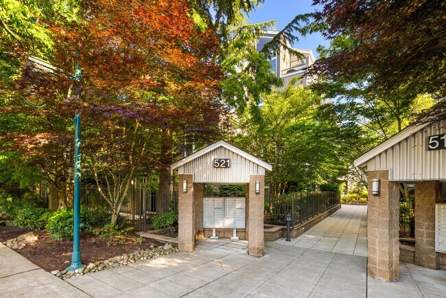 Foto del edificio - Kirkland Top Floor Large 1 BR+ 1 BA Condo with High Ceilings