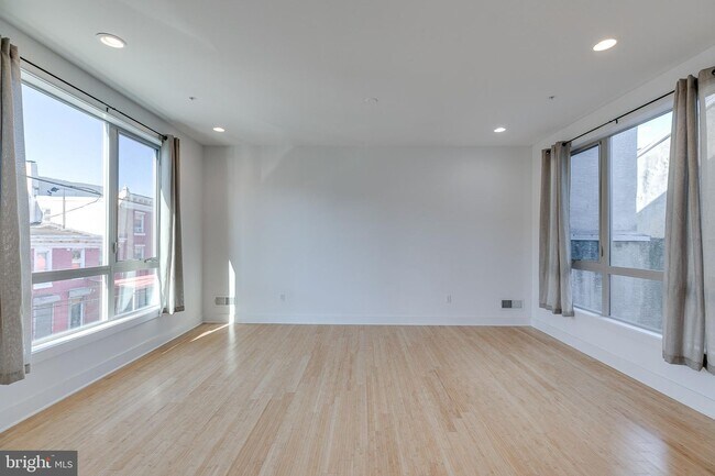 Building Photo - 918 S Darien St
