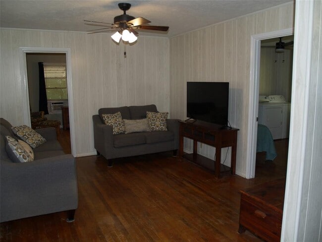 Building Photo - 11131 Woodside Dr