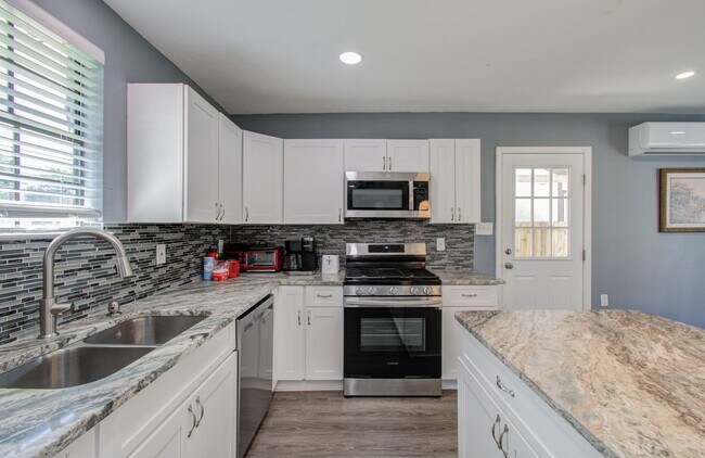 Foto del edificio - 3330 Kelton St