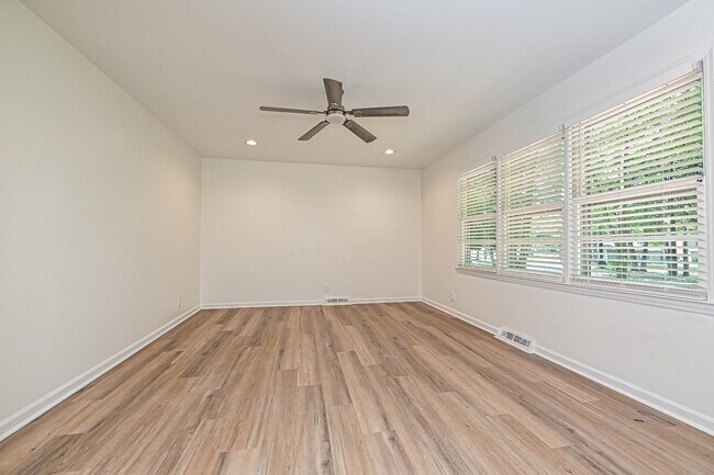 Building Photo - 5121 Farm Pond Ln