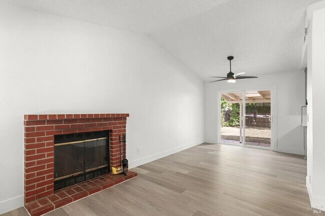 Foto del edificio - 567 Shannon Dr
