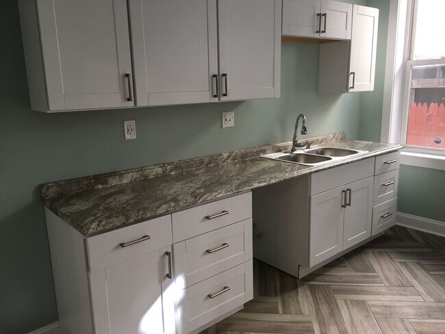 Foto del edificio - SPACIOUS AND BEAUTIFUL END UNIT WITH PATIO...