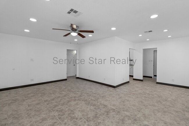 Building Photo - 4301 N 15th Dr