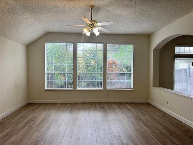 Foto del edificio - 9814 Honeysuckle Dr