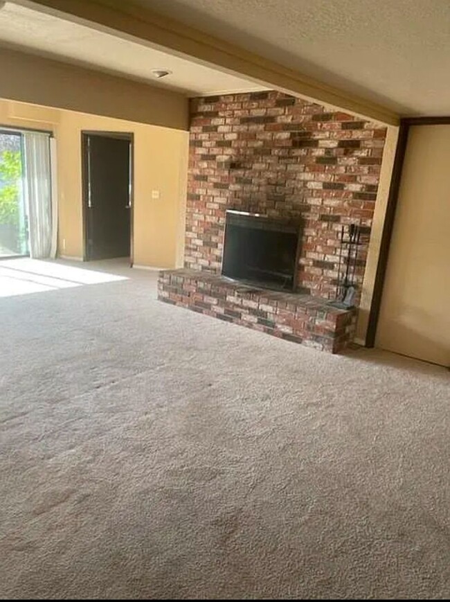 Building Photo - 2 bedroom 1 bath daylight basement unit in...