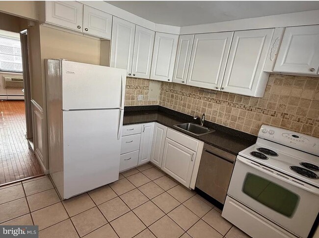 Building Photo - 53 Llanfair Rd