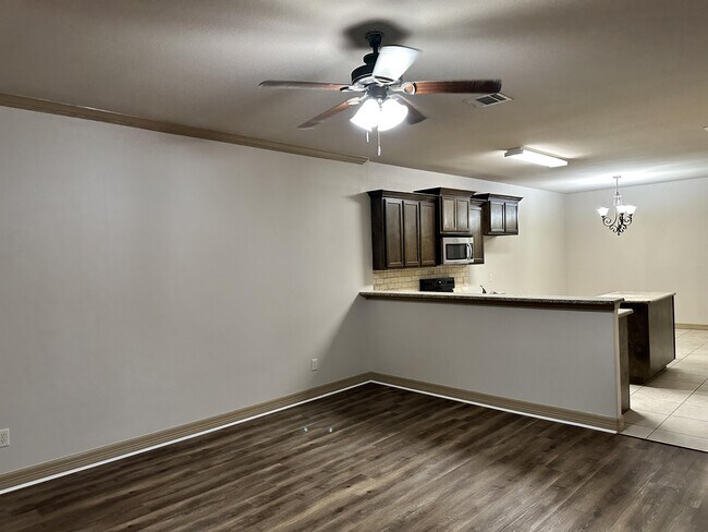 Foto del edificio - 6921 Jack Finney Blvd