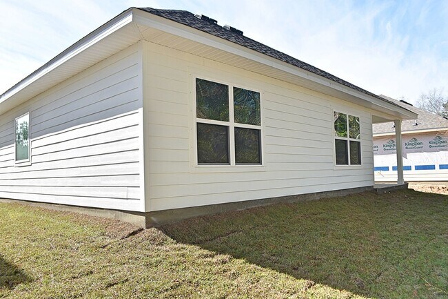 Foto del edificio - Brand New- 4 Bedroom 2 Bath in Santa Rosa ...