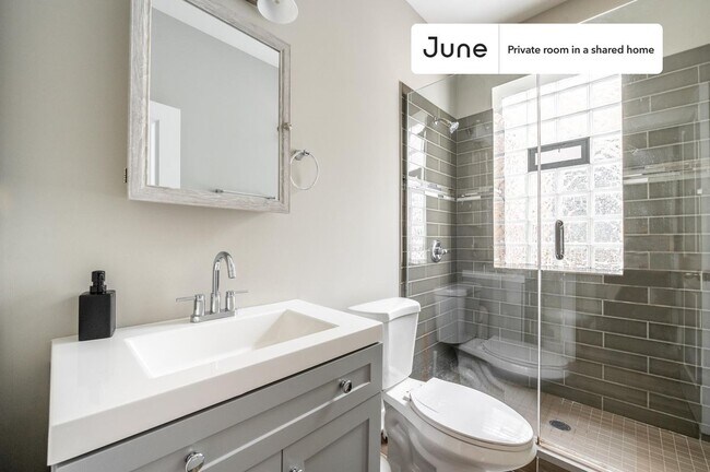 Foto del edificio - Room in Shared 3 bed/1 bath home