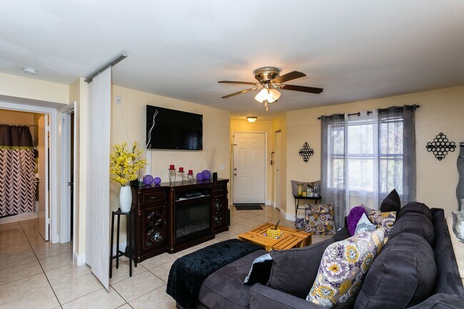 Foto del edificio - Beautiful Condo with two bedrooms and two full bathrooms across from Celebration, FL