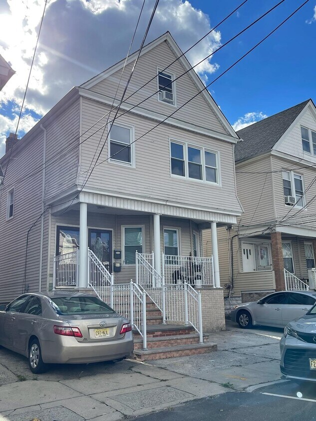 Primary Photo - 172 W 10th St