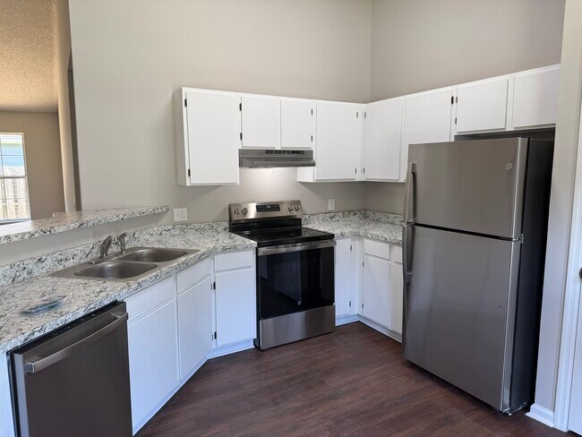 Building Photo - 2400 Glenmore Ct SW