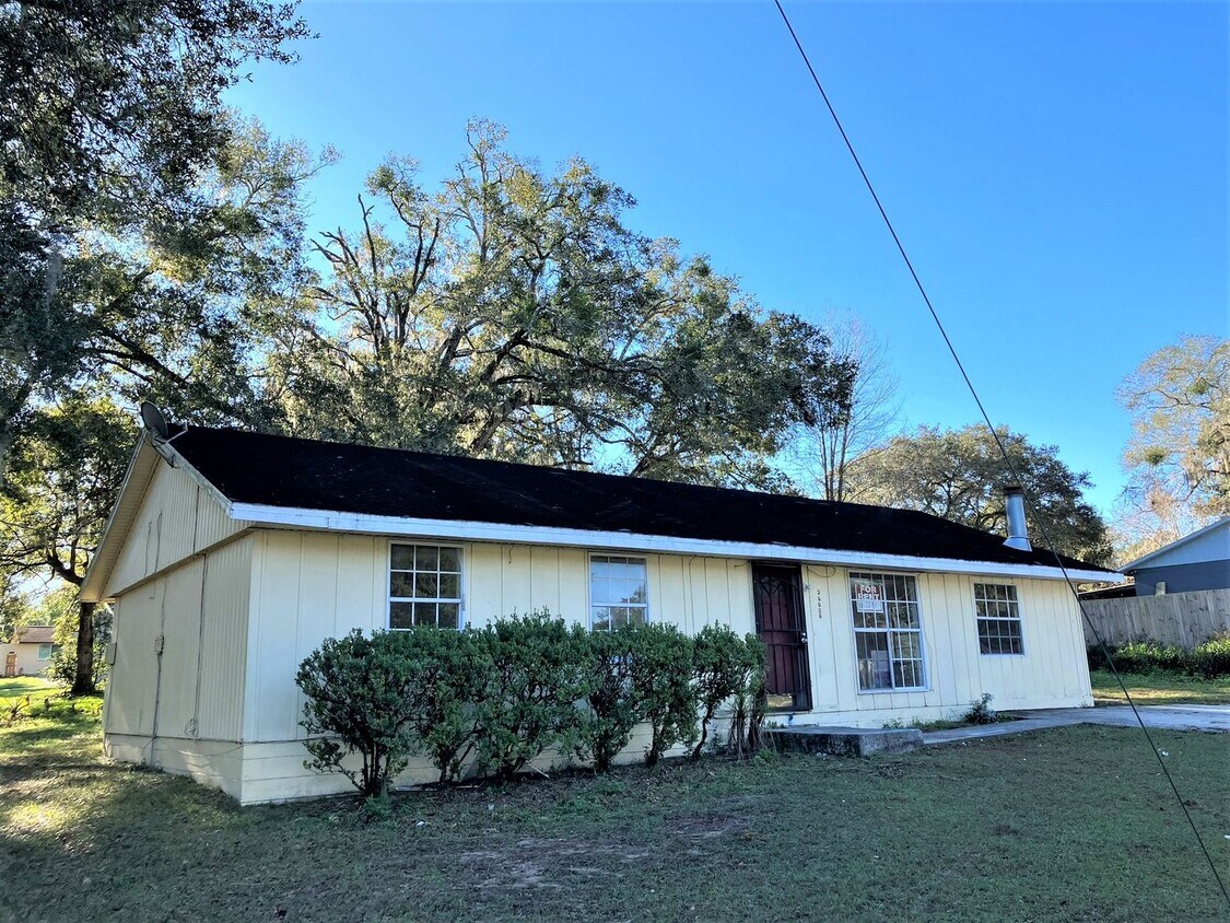 Foto principal - Charming 4BR/1BA Dade City Home