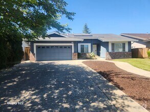 Building Photo - 1514 Golf Course Dr
