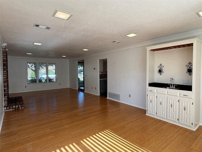 Building Photo - 3300 Wells Dr
