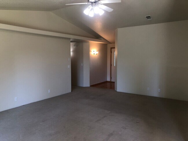 Foto del edificio - This beautifully maintained 3 bedroom, 2 b...