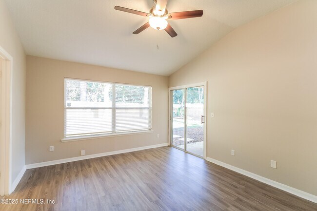 Foto del edificio - 12919 Chets Creek Dr N