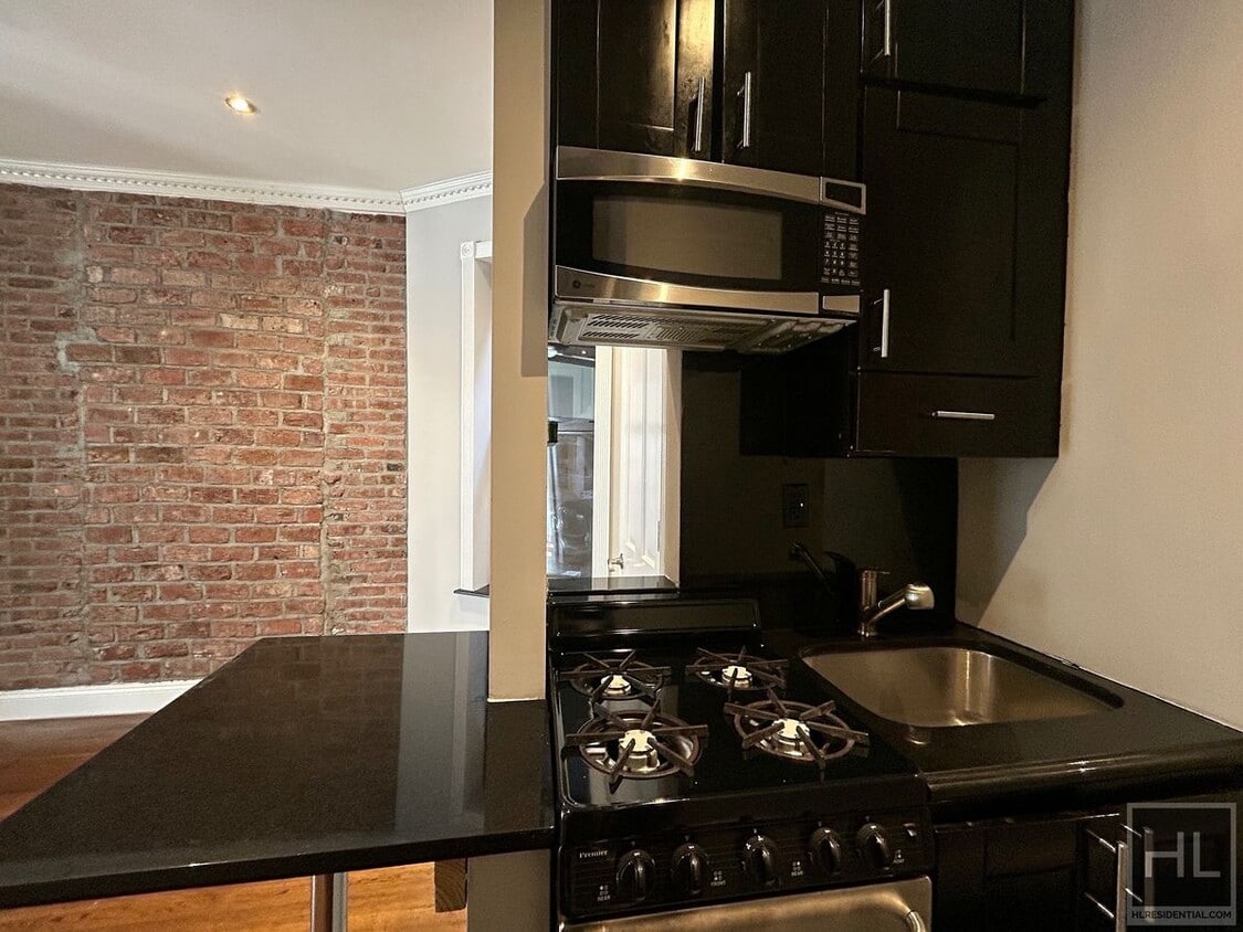 Building Photo - E 8TH ST.