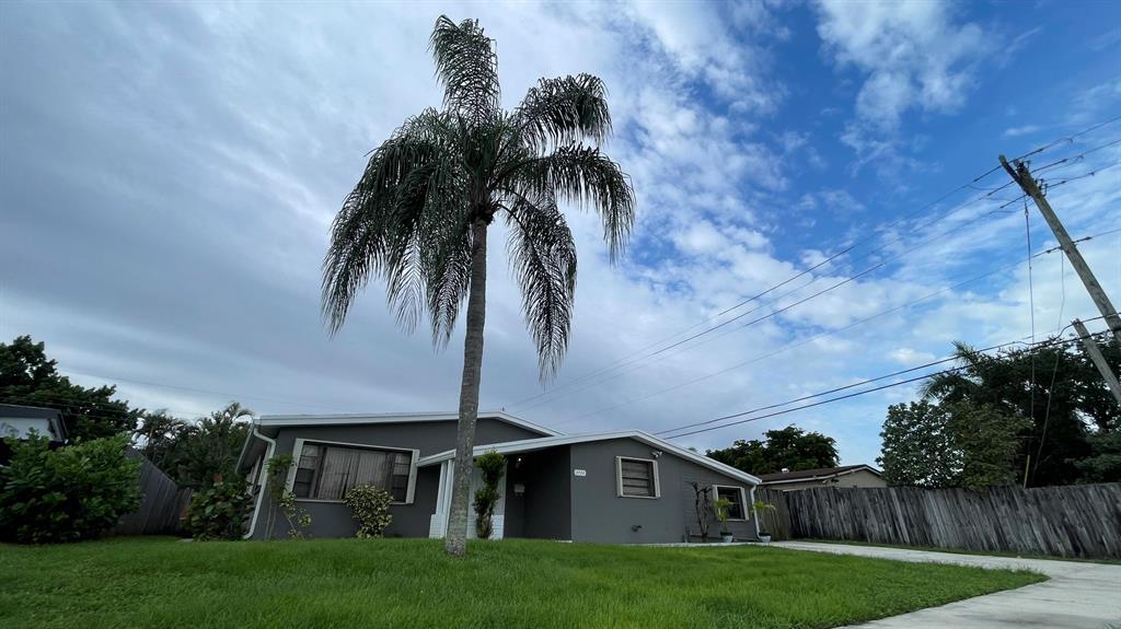 Foto principal - 6770 Roosevelt St