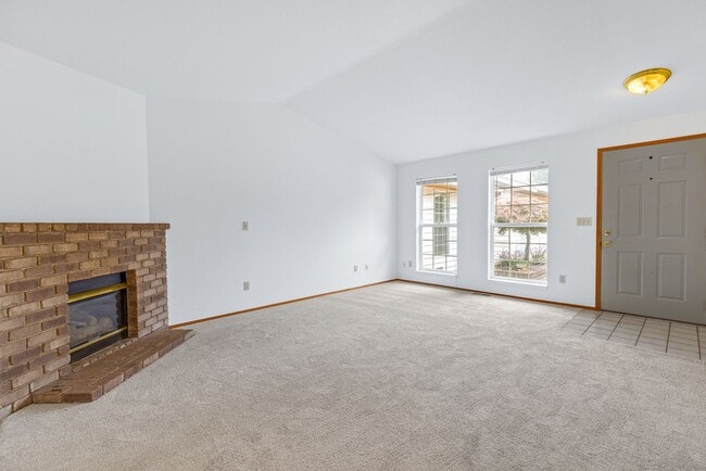 Building Photo - Duplex - 2 bedroom 2 bath