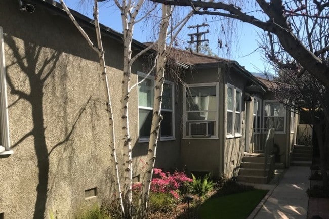 front - 2118 N Glenoaks Blvd