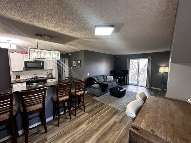 Building Photo - Warm 2 Bed/2Bath Townhome Located in Inglewood