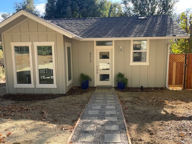 Building Photo - ALL UTILITIES INCLUDED- 1 Bedroom, 1 Bath,...