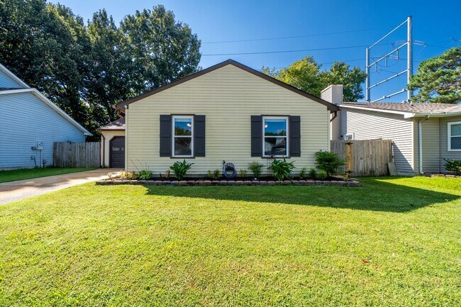 Foto del edificio - Beautiful 3 bedroom 2 bath house w/attached garage.