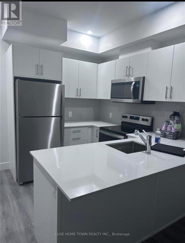 Photo du bâtiment - 1000 Lackner Blvd