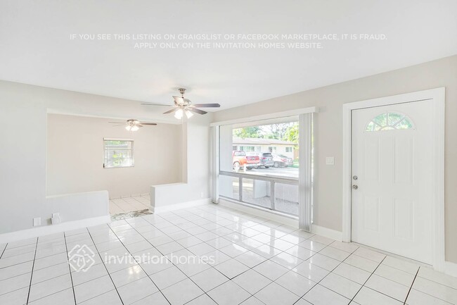 Building Photo - 2440 SW 5th Pl