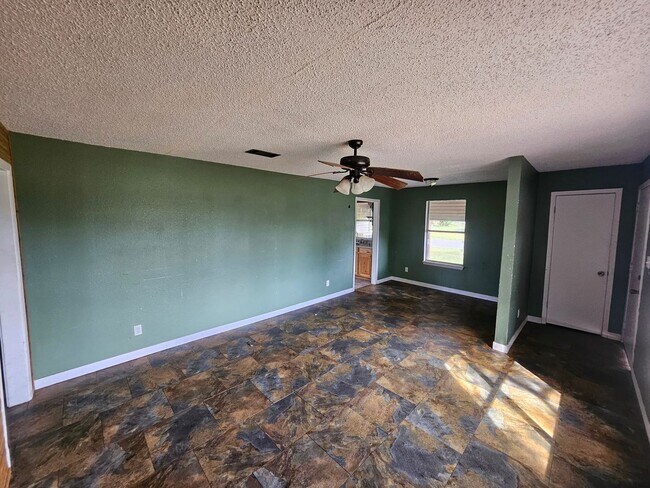 Foto del edificio - 1600 Kings Rd