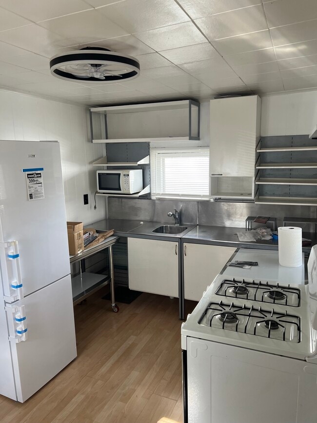 Stainless and White Kitchen - 37 Smith St