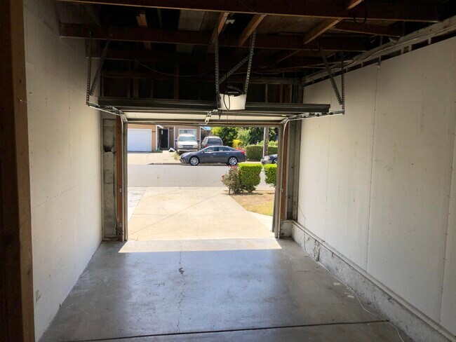 Cochera - 33652 11th St