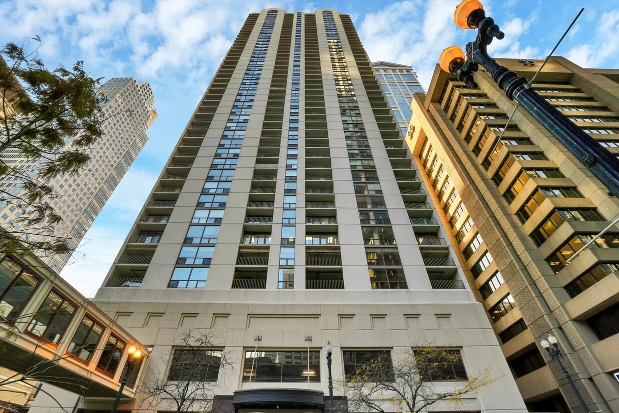 Primary Photo - 200 N Dearborn St