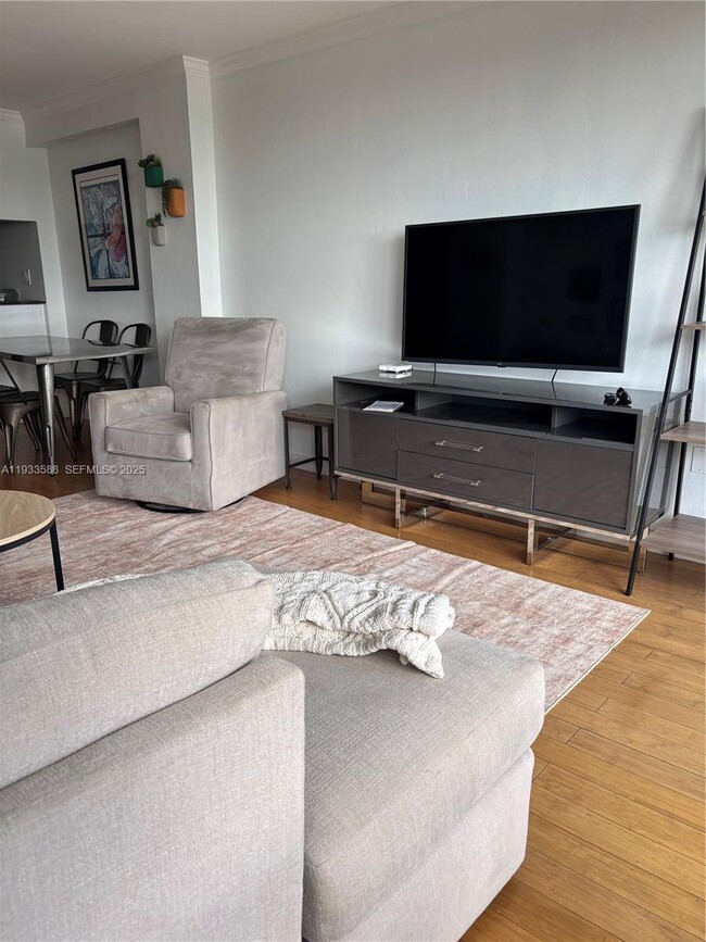 Foto del edificio - 600 NE 36th St