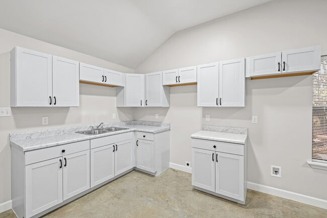 Building Photo - 660 Gilleas Rd